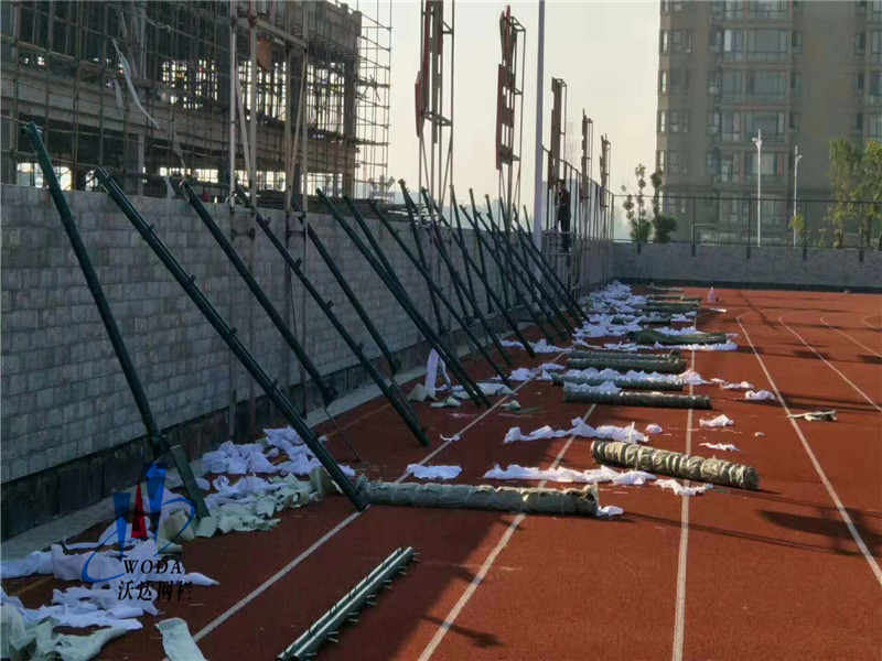 皖西當(dāng)代中學(xué)運(yùn)動(dòng)場(chǎng)圍網(wǎng)施工案例
