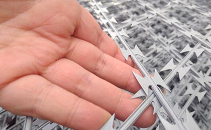 刀片刺網(wǎng)隔離網(wǎng)