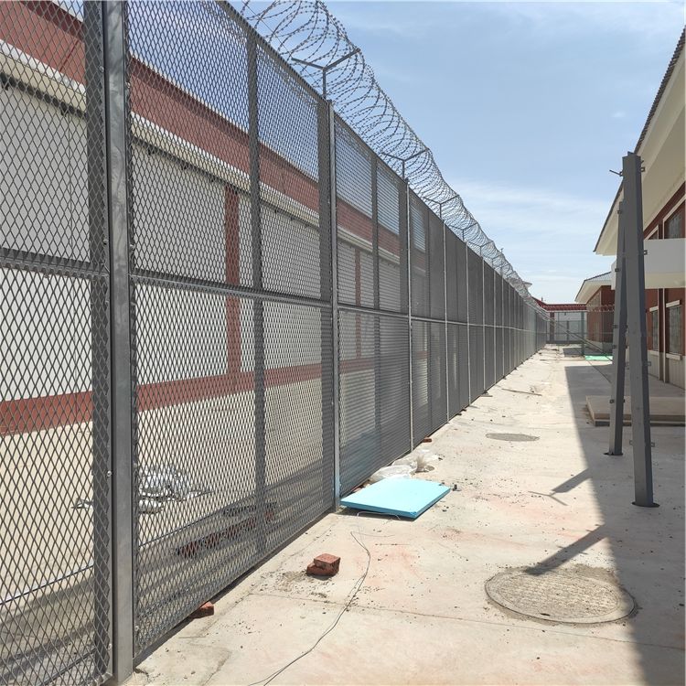 4.5米高防攀爬金屬隔離網墻 4.5米高防攀爬金屬隔離網墻
